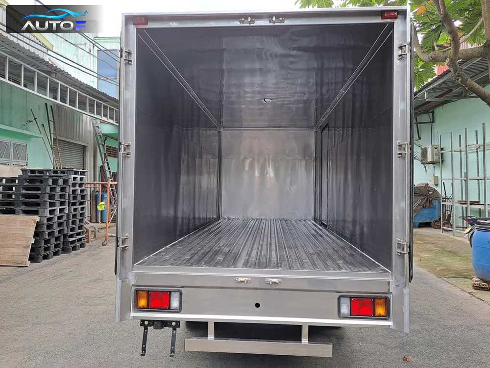 Xe tải isuzu QKR 270 thùng kín inox 2.8 tấn dài 4.3 mét